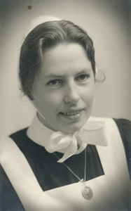 826152 Portret van zr. Mensje 'Mennie' Versteegt (1913-1998), die vanaf 1937 diacones in het Diakonessenhuis te Utrecht was.